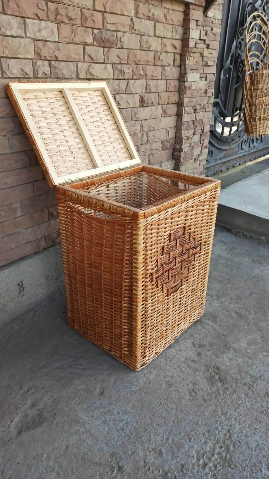 Quality Craftsmanship - Close-up of Square Wicker Laundry Basket with Lid, highlighting the lid detail.